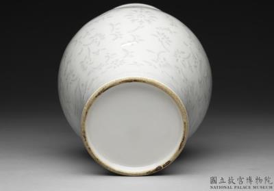 图片[3]-White vase with engraved floral design, Qing dynasty (1644-1911)-China Archive